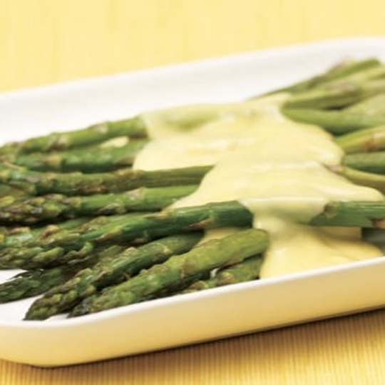 Asparagus with Knorr Hollandaise sauce